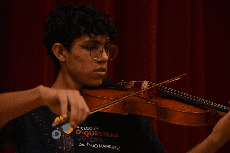 Jovem de Novo Hamburgo é aprovado na Academia da OSPA após formação em projeto NOJ Mikael Machado de Novo Hamburgo foi aprovado na Academia da OSPA após processo seletivo concorrido. Foto: Marina Bastos / OSNH