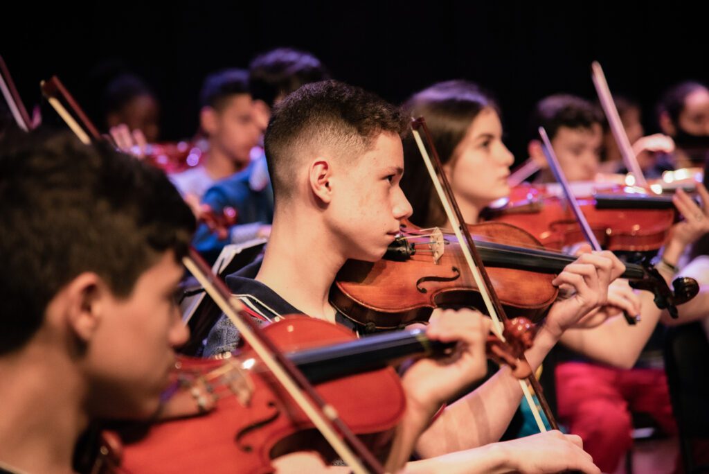 Estudantes podem participar de aulas de instrumento e teoria musical no Núcleo de Orquestras Jovens, que oferece formação gratuita para crianças e adolescentes em Novo Hamburgo. Foto: Divulgação/Instituto Arlindo Ruggeri