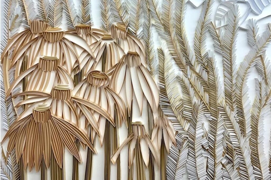 "Tempo, Tempo, Tempo, Tempo" apresenta obra em papel feita com a técnica do quilling, convidando o público a observar formas, texturas e movimentos criados manualmente. Foto: Divulgação