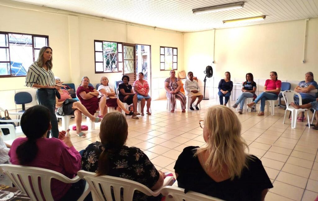 Participantes de grupos do CRAS Canudos se reuniram em roda de conversa para refletir sobre direitos das mulheres e conhecer serviços de apoio disponíveis no município. Foto: Divulgação / SDSH