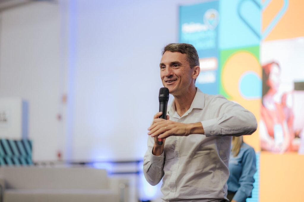 Feira do Negócio Local reúne expositores para reunião preparatória em Sapiranga promovida por Ailos Viacredi Alto Vale Ricardo da Silva destacou que a Feira do Negócio Local terá mais de 120 expositores apresentando seus negócios à comunidade de Sapiranga e região. Foto: Divulgação