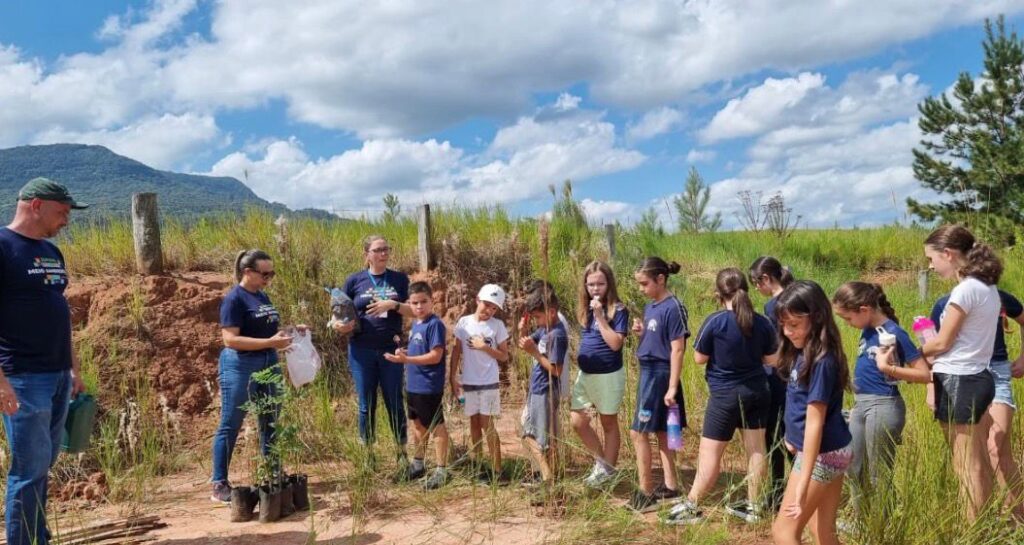 Semape promove ação com alunos e reforça preservação no Dia Mundial da Água em Sapiranga Alunos participaram do plantio de mudas em nascente no bairro São Jacó durante o Dia Mundial da Água. Foto: Divulgação/Prefeitura de Sapiranga