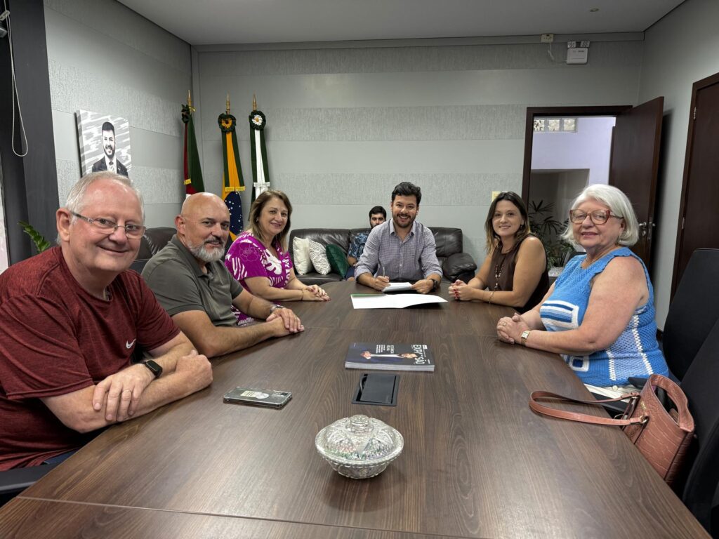 Assinatura do termo de colaboração garante a continuidade dos serviços oferecidos pela APAE no município. Foto: Divulgação/Decom-EV