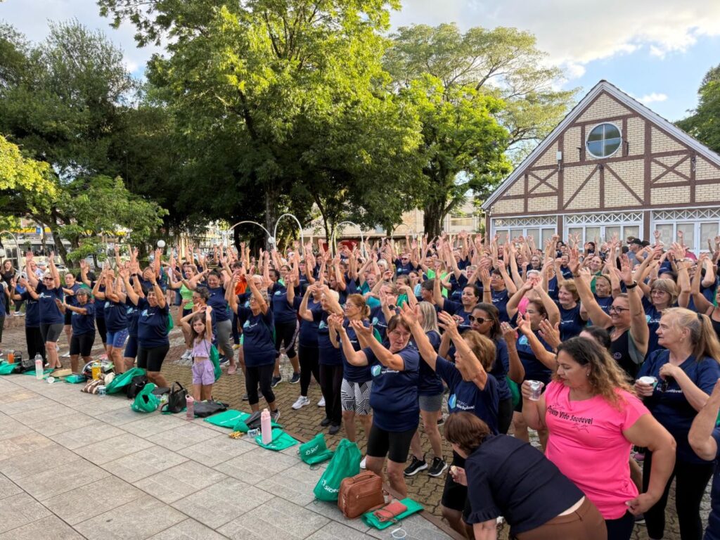 Participantes do Vida Saudável se reunem na Praça 1º de Maio para um aulão coletivo que marcou mais um encontro do projeto e incentivou a prática de atividades físicas na comunidade. Foto: Richard Silva/Decom