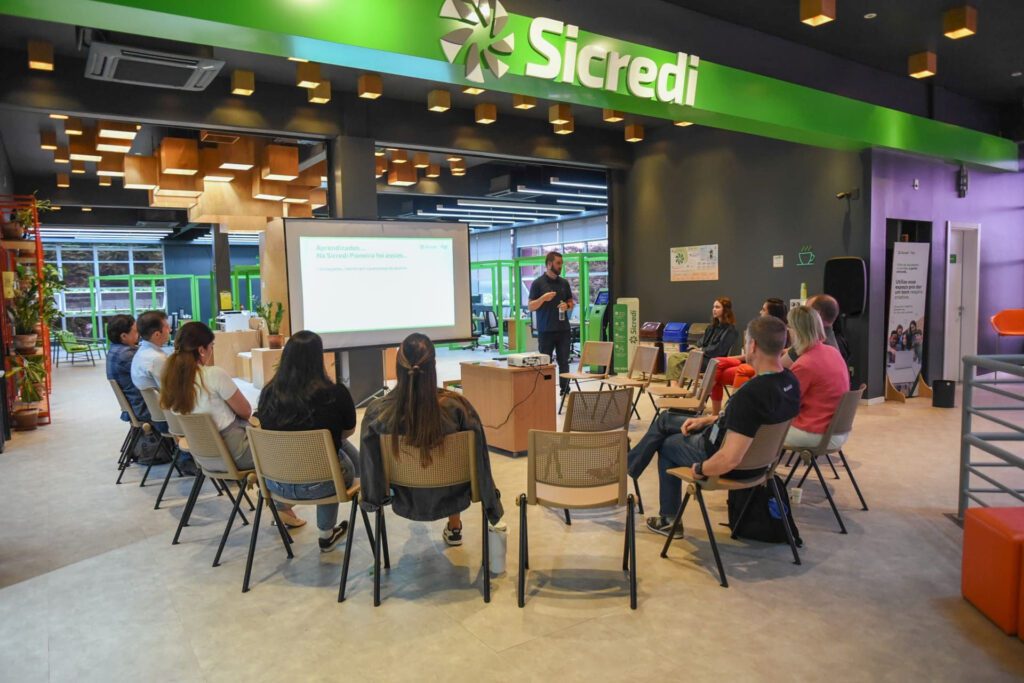 Integrantes do comitê participam de encontro de formação continuada sobre inovação, com apresentação de experiências do Sicredi. Foto: Andrieli Siqueira/Universidade Feevale