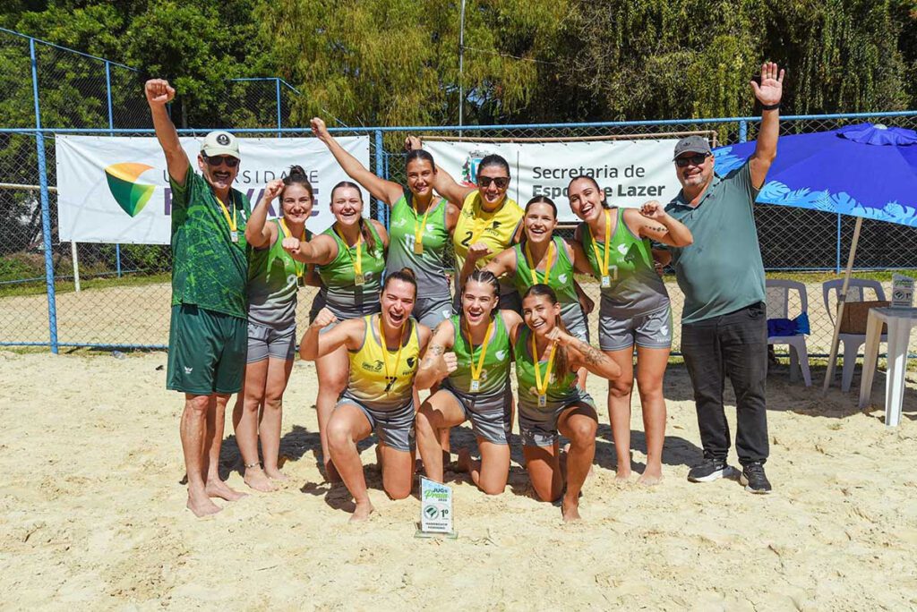 Equipe comemora vitória por 2 a 1 na final do beach hand feminino nos JUGs Praia 2026. Foto: Andrieli Siqueira/Universidade Feevale