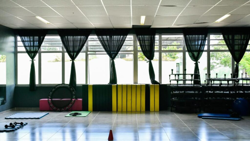 Espaço recebeu melhorias como troca de pisos e ajustes na estrutura durante o restabelecimento da Praça da Juventude. Foto: Ramon Belmonte/PMNH