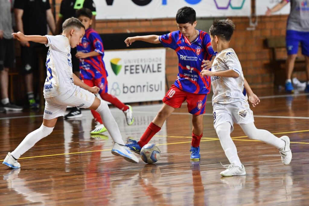 Mais de mil atletas participam da Copa Feevale/Novo Hamburgo/Topper, que reúne equipes de diferentes cidades da região. Foto: Eduardo Bettio/UJR