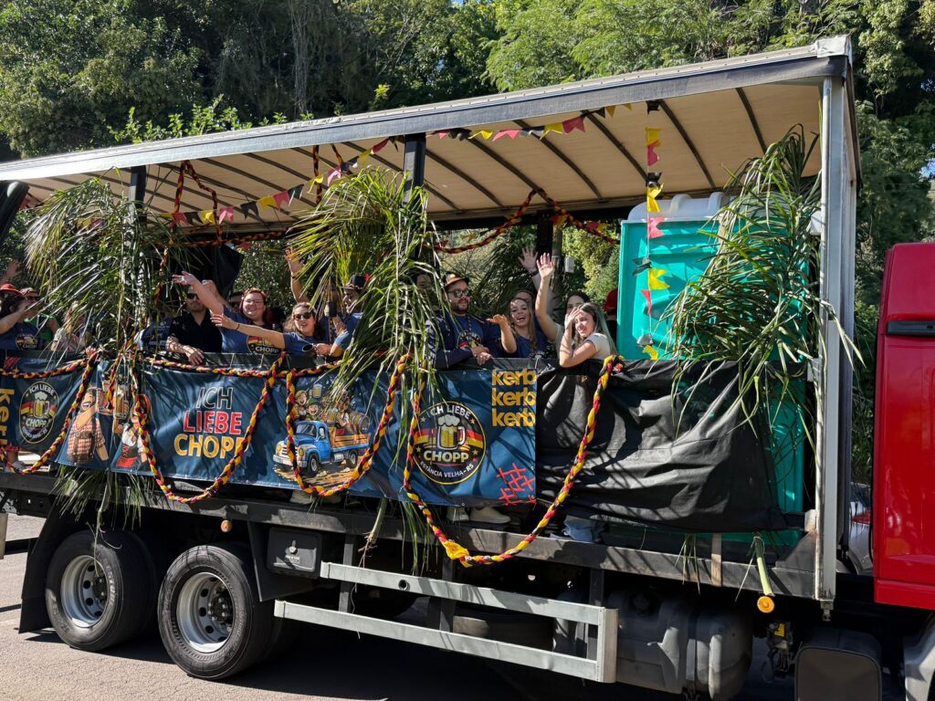 Festwagen reúne mais de mil pessoas no esquenta do 43º Festival de Kerb de Estância Velha