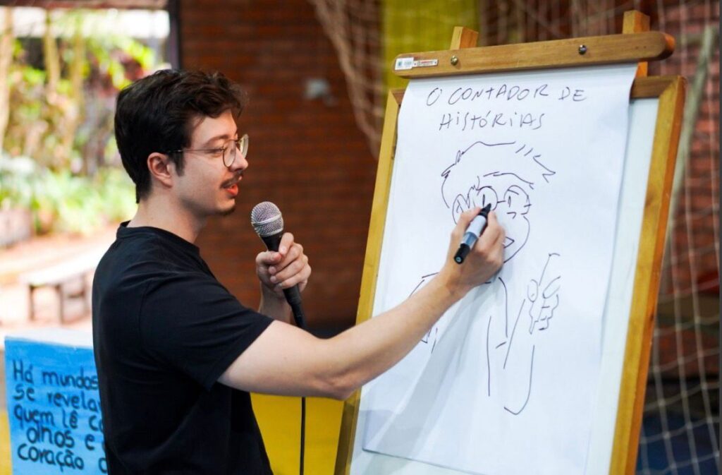 Patrono conversa com alunos sobre sua trajetória durante atividades da Feira do Livro de Ivoti nas escolas. Foto: Divulgação/Reprodução Prefeitura de Ivoti