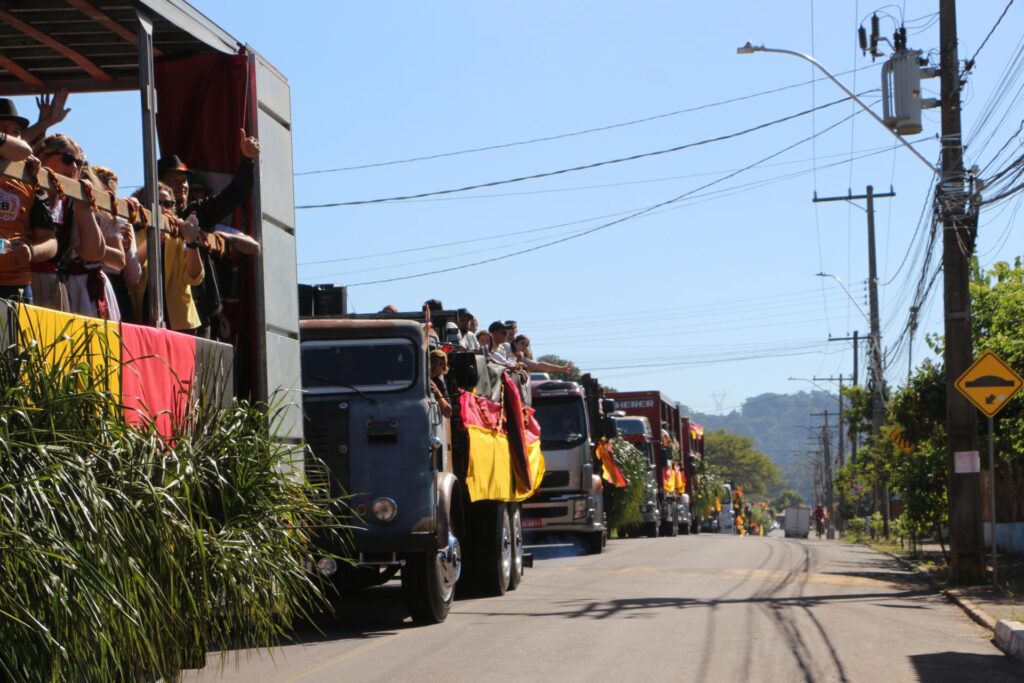 Festwagen percorre ruas de Estância Velha e dá início ao clima do Festival de Kerb. Foto: Divulgação/Decom-EV