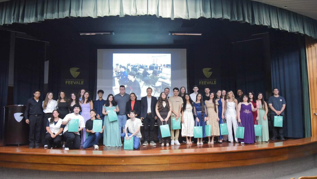 Participantes do Jovem Aprendiz Feevale celebram a certificação ao lado de familiares, professores e representantes de empresas parceiras no Câmpus II. Foto: Andrieli Siqueira/Universidade Feevale