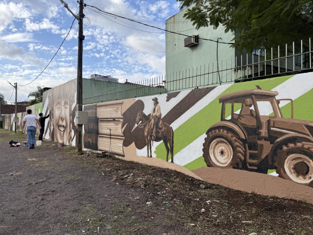 “Mural cultural” começou a ganhar vida no PAC com referências às tradições e eventos que marcam a identidade de Estância Velha. Foto: Júlia Monteiro/DECOM