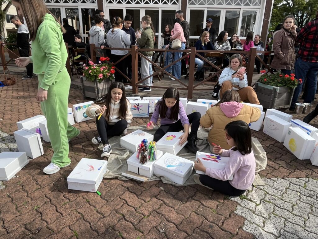 Vem Brincar na Rua terá primeira edição neste sábado em Estância Velha Crianças tomam conta do espaço público em mais uma ação do programa Vem Brincar na Rua em Estância Velha. Foto: Divulgação