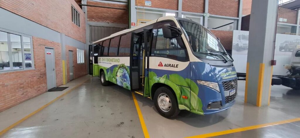 Ônibus movido a biometano circulará por diferentes linhas da cidade durante o período de testes. Foto: Divulgação