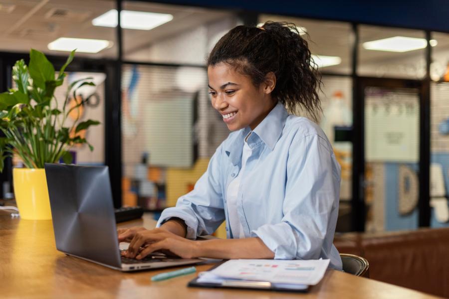 Programa PROA oferece curso online para preparar estudantes da rede pública para o mercado de trabalho Programa PROA oferece formação online com 100 horas de conteúdo voltado à preparação para o mercado de trabalho. Foto: Banco de Imagens/Freepik