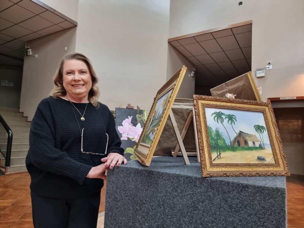 Exposição de arte reúne obras de diferentes fases da trajetória de Suzana Sefrin no Centro Municipal de Cultura. Foto: Cláudia Silva