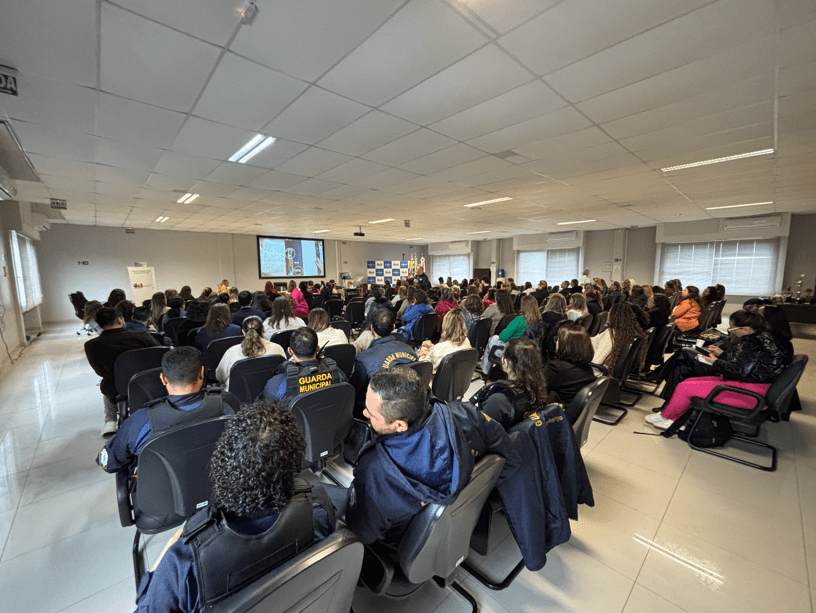 Violência extrema é tema de palestra promovida pela OAB Novo Hamburgo para fortalecer rede de proteção Mais de 120 participantes acompanharam o encontro sobre **violência extrema**, que reforçou a importância da prevenção e da atuação integrada na proteção de crianças e adolescentes. Foto: Divulgação