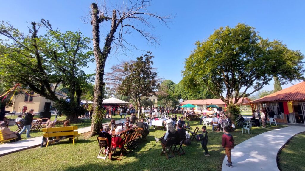 Feijoada Solidária reúne gastronomia, música e arrecadação de alimentos em uma tarde de confraternização e apoio ao Banco de Alimentos do Vale do Sinos. Foto: Elizabeth Renz
