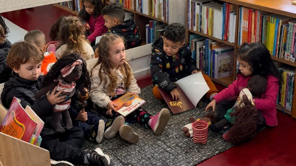 Educação antirracista fortalece o pertencimento e a diversidade na EMEI Negrinho do Pastoreio Educação antirracista ganha espaço além da sala de aula e aproxima famílias da comunidade escolar. Foto: Gustavo Steffens/PMNH