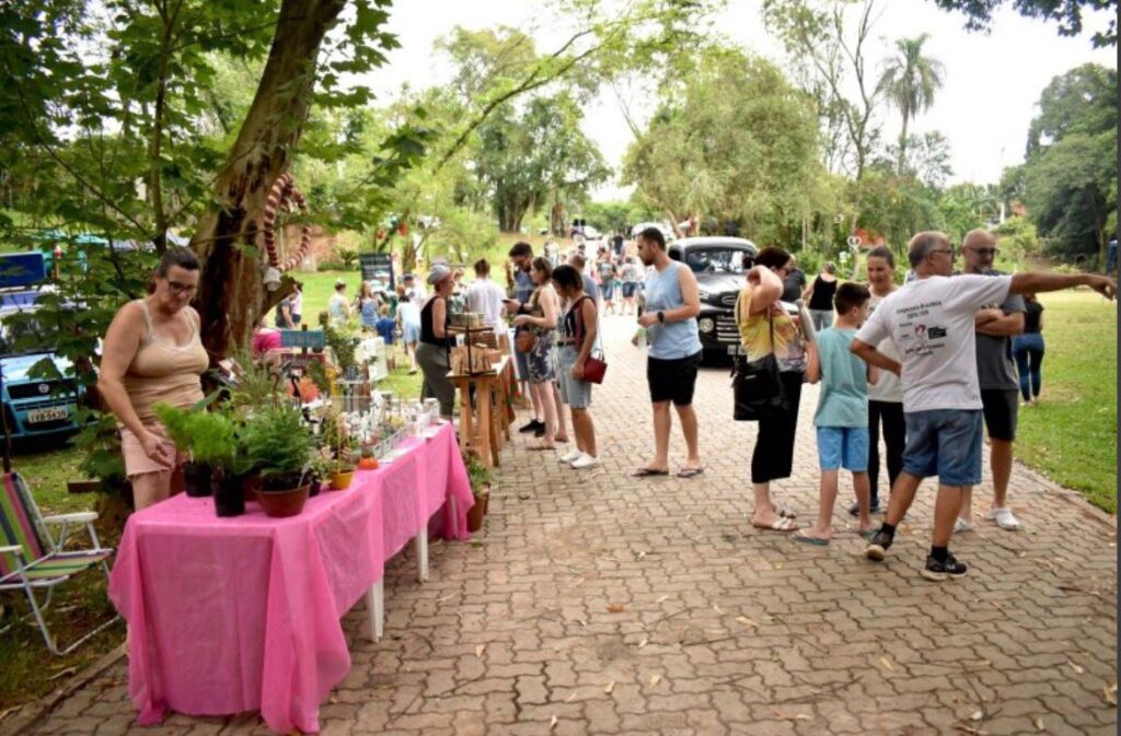 Eco Sábado movimenta Ivoti com atividades gratuitas e programação voltada ao meio ambiente Eco Sábado terá cãominhada, oficinas, trilhas e atrações gratuitas para toda a família na Praça Ecológica. Foto: Divulgação/Reprodução Prefeitura de Ivoti