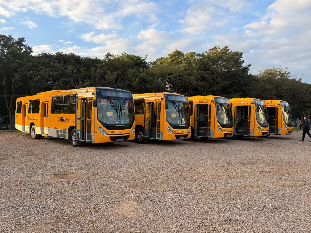 Renovação da frota reforça transporte público com cinco novos ônibus em Novo Hamburgo Renovação da frota garante a substituição de ônibus que atingiram o limite de 15 anos de uso em Novo Hamburgo. Foto: Divulgação