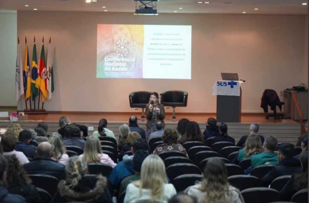 Conferência de Saúde promove debates sobre o fortalecimento do SUS e políticas públicas em Ivoti Conferência de Saúde reúne profissionais, gestores e comunidade para debater ações que vão fortalecer o SUS e orientar o planejamento dos próximos anos. Foto: Divulgação/Reprodução Prefeitura de Ivoti
