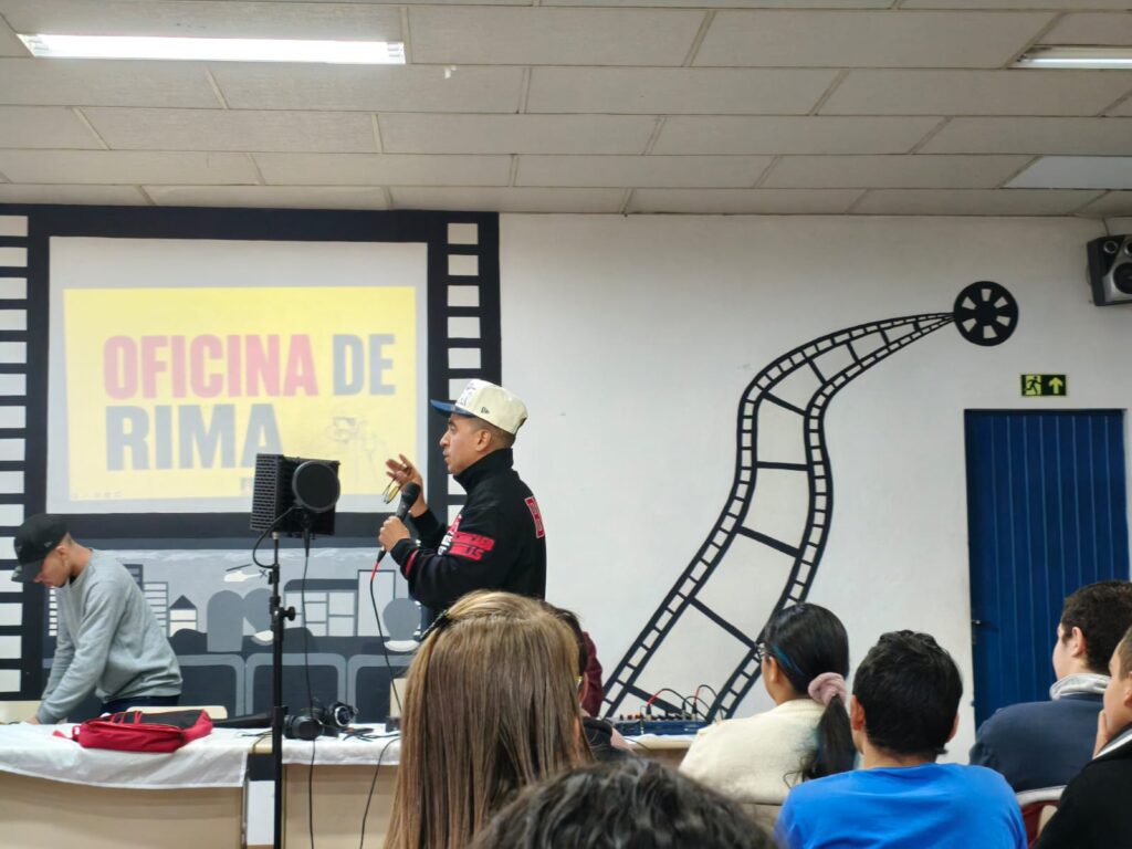 Rap inspira estudantes em oficinas realizadas nas escolas municipais Estudantes de 14 escolas participaram de oficinas de rap com criação de rimas e gravação das composições em um estúdio móvel montado nas salas de aula. Foto: Divulgação/Reprodução Prefeitura de Sapiranga