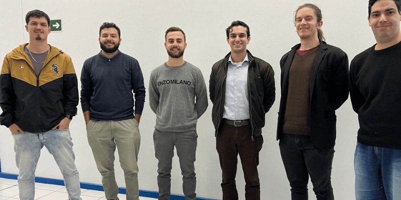 Alunos da Universidade Feevale desenvolvem plataforma para incentivar o uso de energia solar Alunos da Universidade Feevale desenvolveram uma plataforma com energia solar para mostrar o impacto no consumo de eletricidade e na redução das emissões de CO₂. Foto: Divulgação/Universidade Feevale