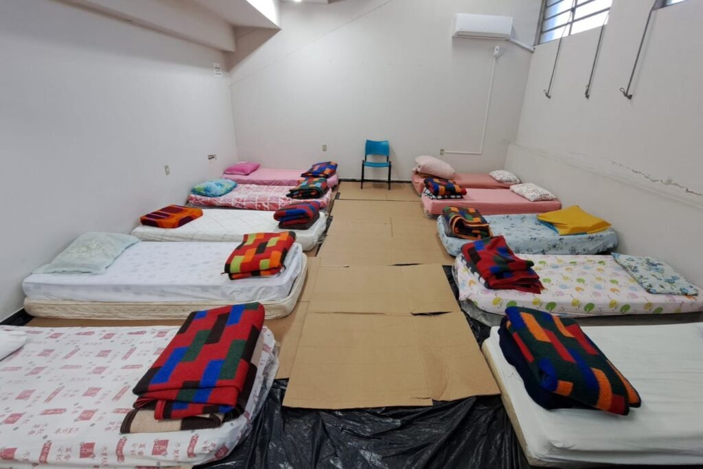 Abrigo emergencial permanece disponível em Campo Bom durante onda de frio Abrigo emergencial oferece camas, cobertores e banho quente para acolher pessoas em situação de vulnerabilidade durante o frio intenso. Foto: Divulgação/Prefeitura de Campo Bom
