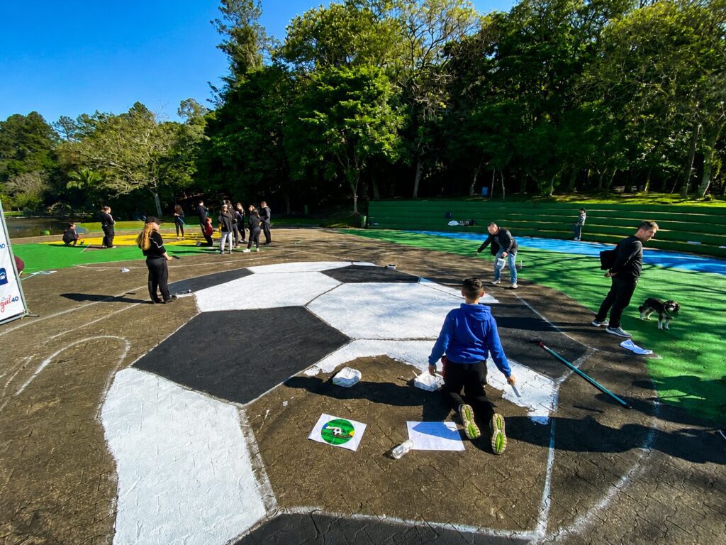 Arte em Campo transforma Parque do Imigrante em espaço de criatividade e integração Estudantes transformaram o espaço com cores e criatividade durante o Arte em Campo, iniciativa que une esporte, cultura e participação comunitária. Fotos: Bruna Bernardo