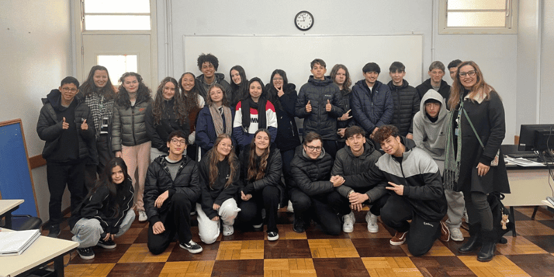 Internacionalização aproxima ex-aluno dos estudantes da Escola de Aplicação Feevale Estudantes participaram ativamente do encontro e conheceram de perto como a internacionalização pode abrir caminhos para novas oportunidades acadêmicas. Foto: Divulgação/Universidade Feevale