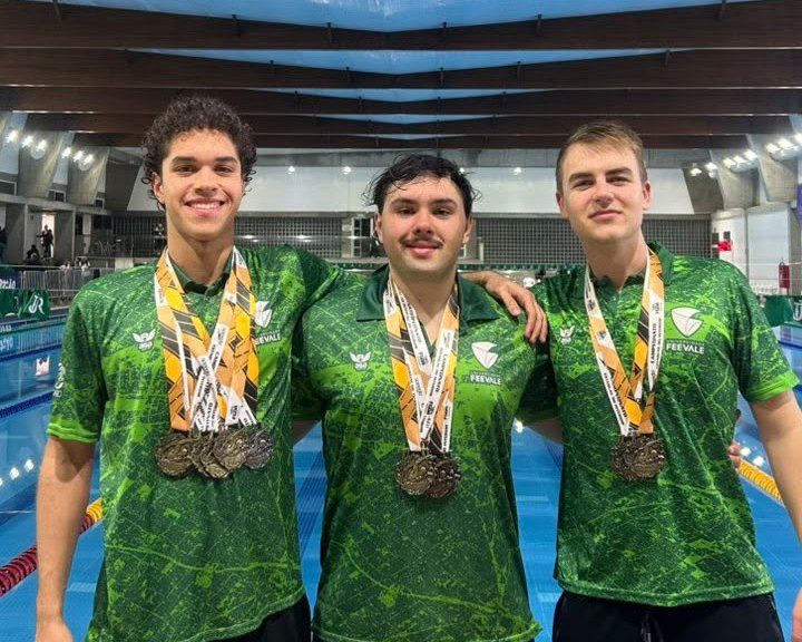 Atletas da Feevale conquistam 13 medalhas no Campeonato Estadual de natação Atletas celebram o excelente desempenho na natação após conquistarem 13 medalhas durante a competição realizada em Caxias do Sul. Foto: Divulgação/Universidade Feevale