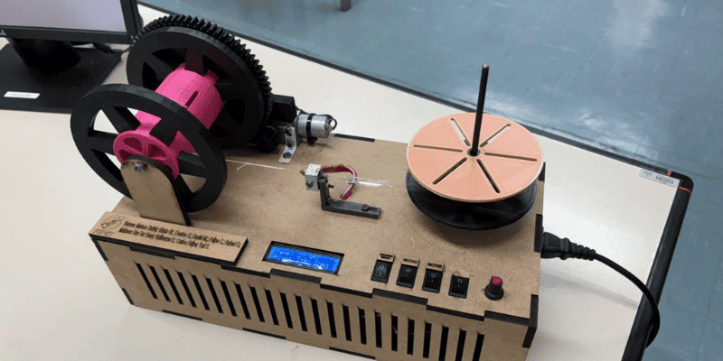 Impressão 3D impulsiona projeto da Feevale que transforma garrafas PET em filamento reciclado Desenvolvido por acadêmicos da Feevale, o Fipet converte garrafas PET em filamento para impressão 3D de forma acessível e sustentável. Foto: Universidade Feevale/Divulgação