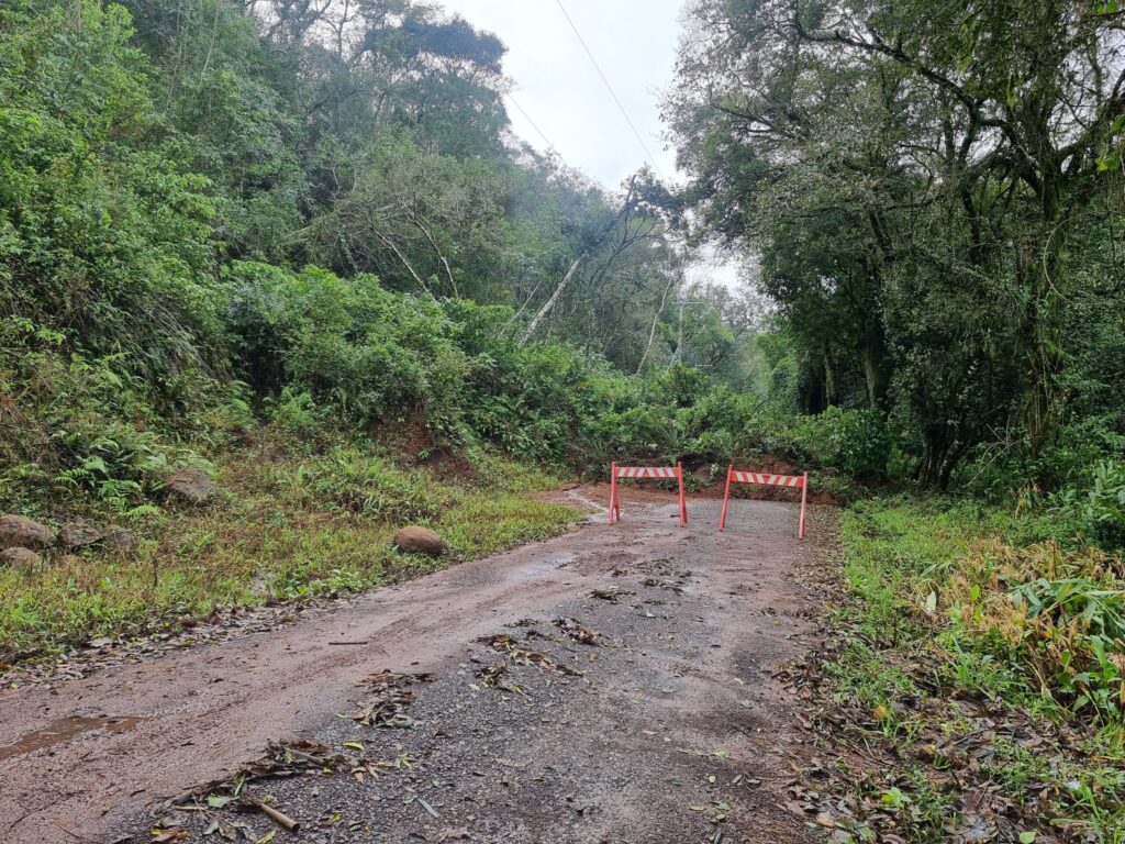 Chuva em Campo Bom causa bloqueios e transtornos na zona rural Chuva em Campo Bom mobilizou equipes e deixou pontos da zona rural com acesso interrompido nesta quarta-feira. Fotos: Divulgação/Prefeitura de Campo Bom