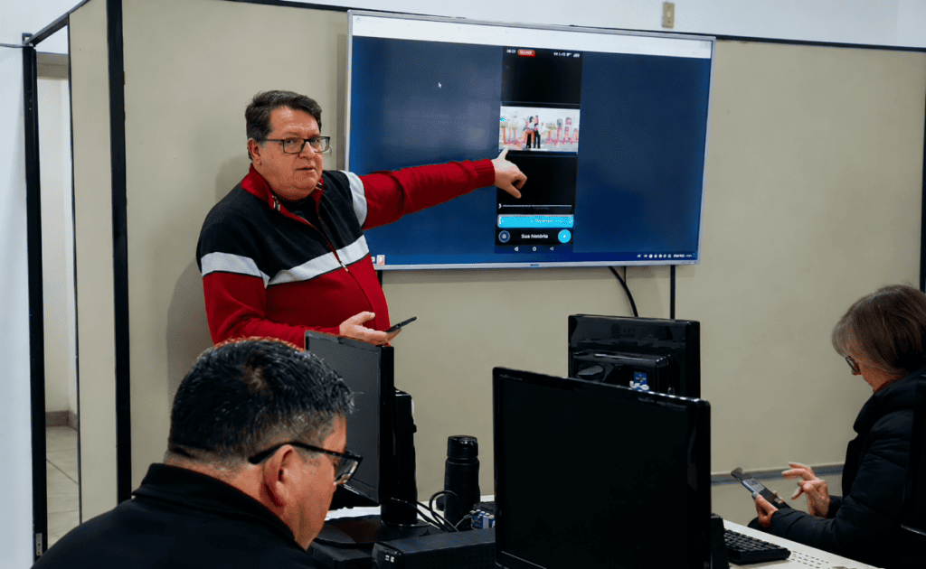 Cursos de tecnologia formam 43 alunos e abrem novas vagas em Novo Hamburgo A iniciativa de tecnologia reúne alunos de diferentes idades e busca desenvolver competências digitais para o dia a dia e o mercado de trabalho. Foto: Divulgação / PMNH