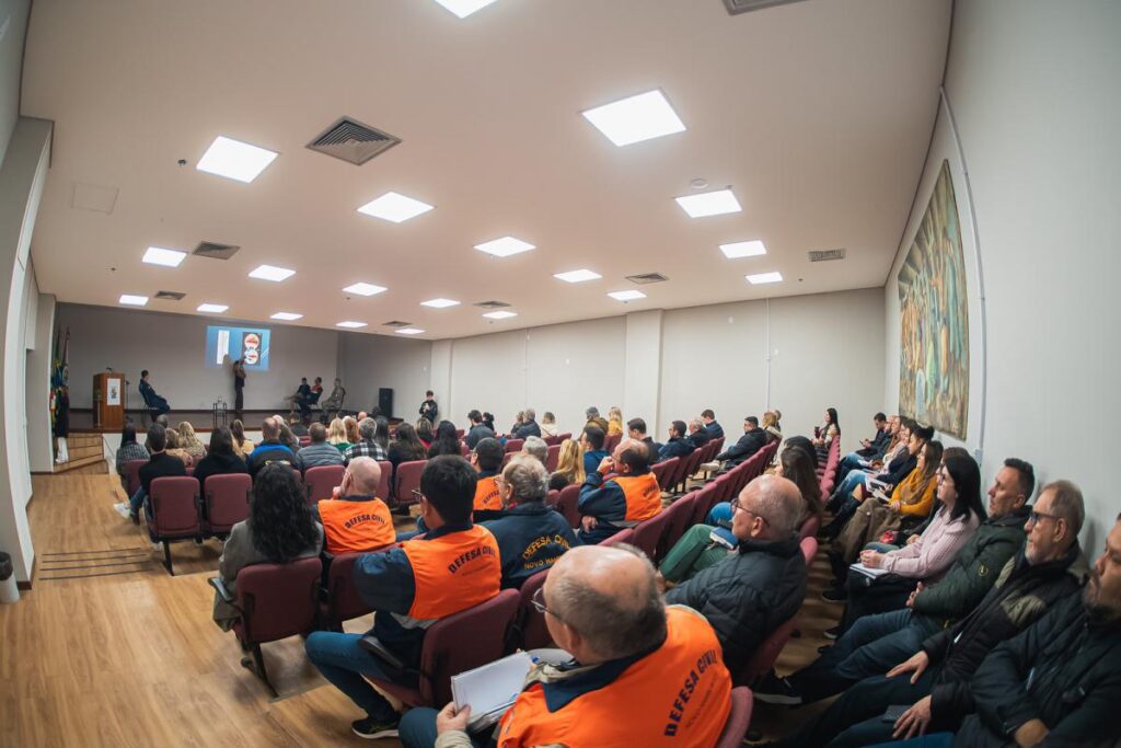 Seminário de Resiliência Climática debate impactos do El Niño e reforça preparação em Novo Hamburgo Seminário reuniu representantes da região para discutir os impactos do El Niño e fortalecer o planejamento diante de eventos climáticos extremos. Foto: Thiago Dorscheid/PMNH