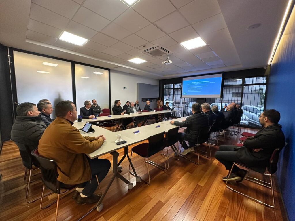 Região busca alternativa para reduzir custos da concessão de rodovias do Bloco 1 Lideranças da região discutiram os impactos econômicos da concessão de rodovias durante reunião realizada em Novo Hamburgo. Foto: Divulgação