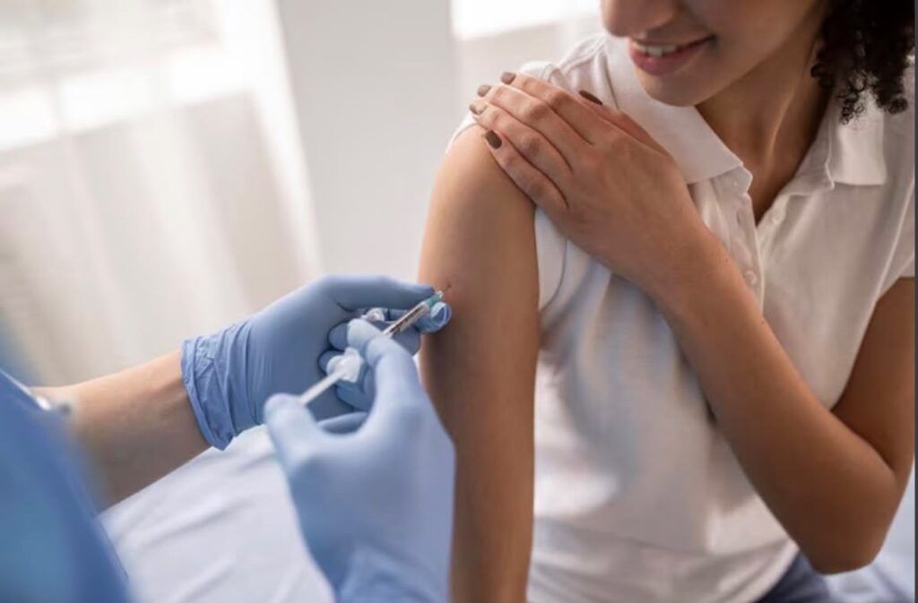 Ivoti amplia vacinação contra HPV e dengue para adolescentes e jovens Pais, responsáveis e jovens devem verificar a caderneta durante a vacinação em Ivoti. Foto: Reprodução Prefeitura de Ivoti