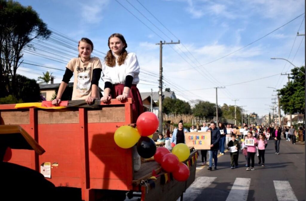 Ivoti abre inscrições para desfile da 37ª Kolonistenfest Participantes do desfile serão recepcionados com almoço gratuito após a Kolonistenfest, seguido de baile durante a programação. Foto: Divulgação/Reprodução Prefeitura de Ivoti
