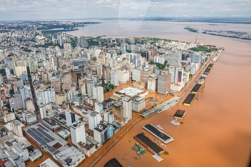 Proteção contra enchentes segue como prioridade para lideranças que defendem mais agilidade na elaboração dos projetos e na execução das obras no Estado. Canoas - RS. Foto: Ricardo Stuckert / PR - via Wikipedia