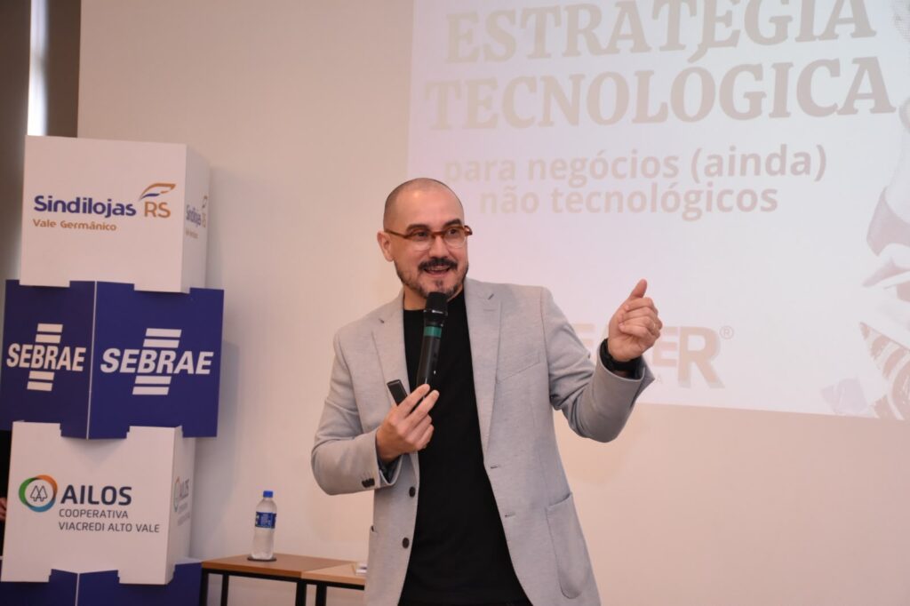 Estratégia tecnológica é destaque em encontro promovido pelo Sindilojas Vale Germânico Especialista destacou que a estratégia tecnológica deve ser assumida pelo empresário para fortalecer a gestão do negócio. Foto: Divulgação