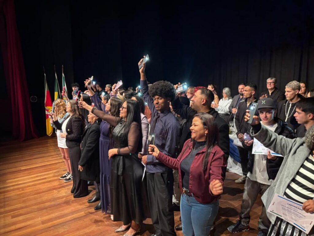 EJA de Novo Hamburgo forma 51 estudantes do Ensino Fundamental em cerimônia marcada por emoção Momento simbólico marcou a formatura da EJA, quando o teatro foi iluminado pelas lanternas de familiares, amigos e formandos. Foto: Weslei Fillmann/PMNH