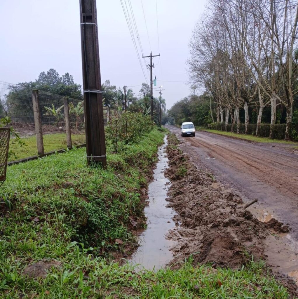 Chuvas mobilizam equipes da Secretaria de Obras para recuperação de vias em Estância Velha Equipes atuam na limpeza de bocas de lobo e na desobstrução de valos para garantir a recuperação de vias em diferentes pontos do município. Foto: Sandra Costa/Decom-EV