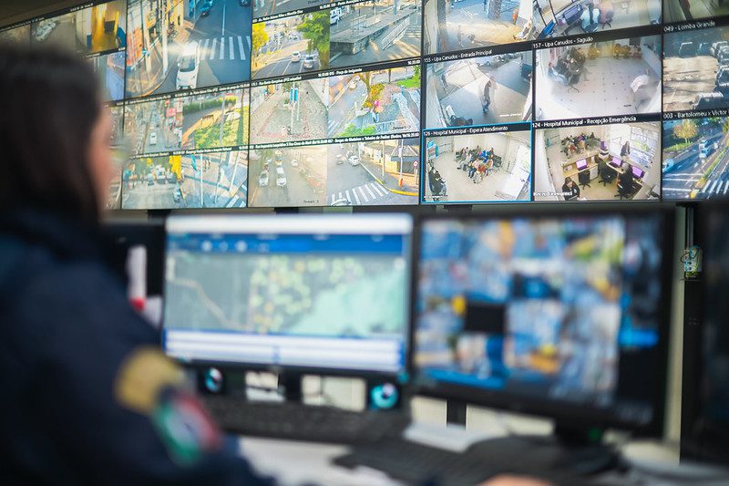Guarda Municipal de Novo Hamburgo prende 48 foragidos em julho Guarda Municipal de Novo Hamburgo monitora câmeras do SmartNH no Centro de Comando e Controle