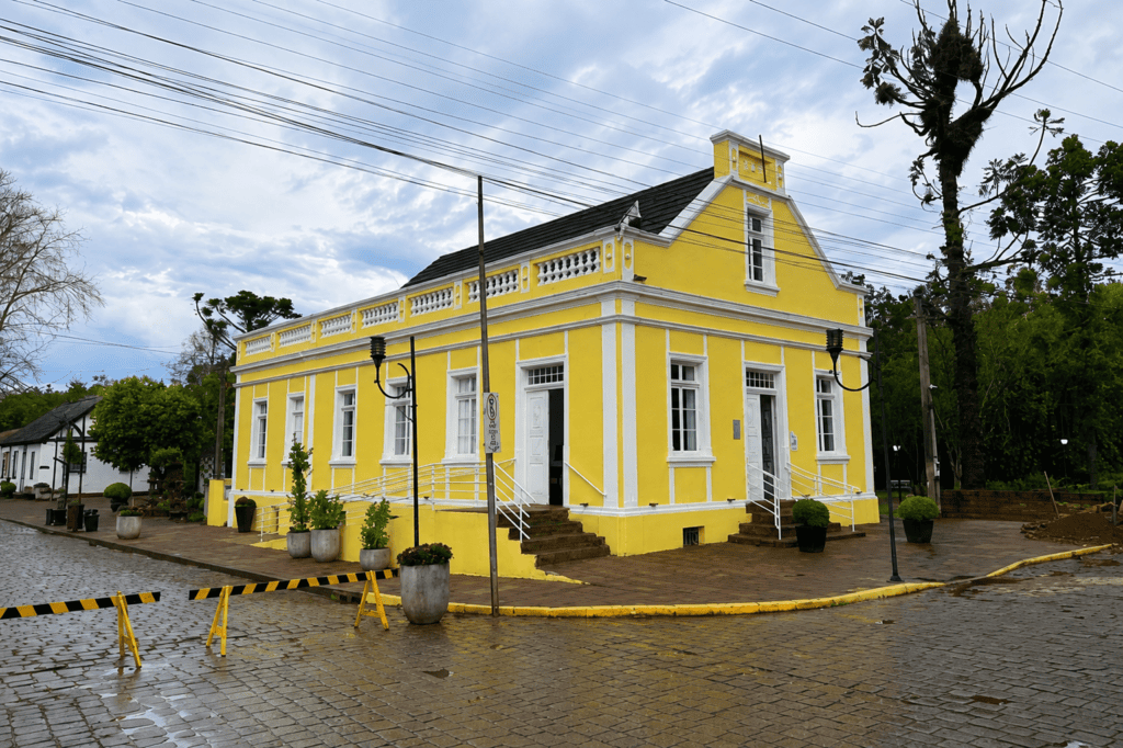 Casa Amarela em Ivoti recebe nova sede do Turismo e da CAT Casa Amarela no Núcleo de Casas Enxaimel em Ivoti
