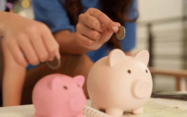 Educação financeira ajuda quem quer começar a investir com mais segurança Educação financeira incentiva o planejamento e o hábito de investir regularmente, mesmo com pequenos valores. Foto: Natee Meepian's Images