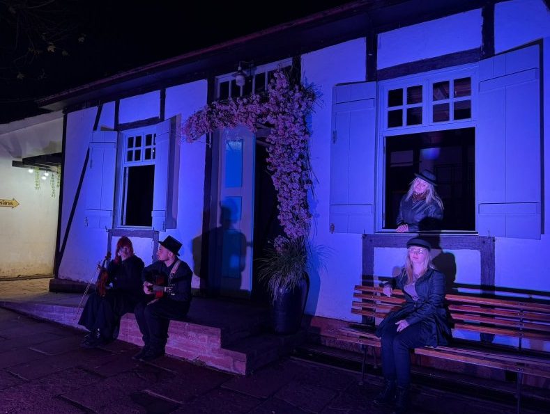 Tour noturno transforma Casas Enxaimel em experiência de história e emoção em Ivoti Primeiras sessões da atração no Núcleo de Casas Enxaimel reuniram histórias, lendas, intervenções artísticas e memórias no principal conjunto histórico da cidade