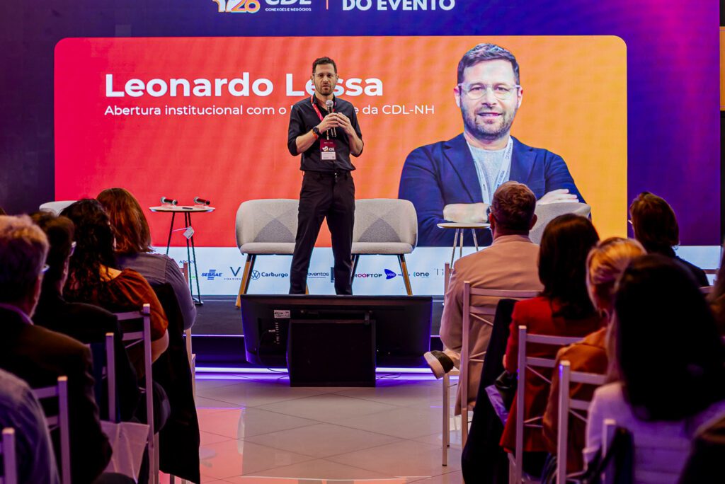Fórum CDL reúne 700 pessoas e conecta inovação e negócios em Novo Hamburgo Presidente Leonardo Lessa abrindo a segunda edição do Fórum CDL Conexões & Negócios