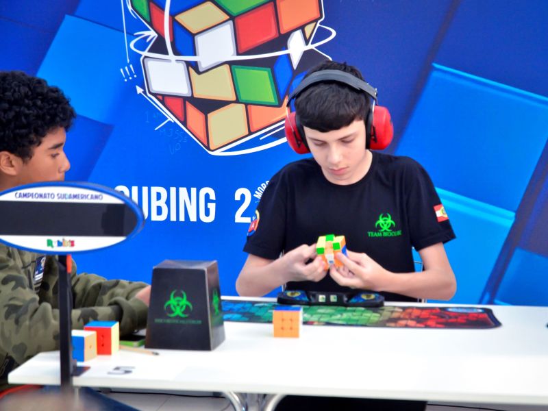 Morro Reuter Cubing 2026 reúne fãs de cubo mágico Competidor resolve cubo mágico no Morro Reuter Cubing 2026